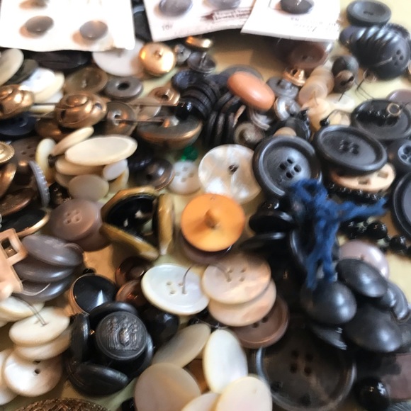 Huge Lot Of Vintage Buttons ~ Brass, Wood, Mother Of Pearl Etc. - Picture 3 of 9